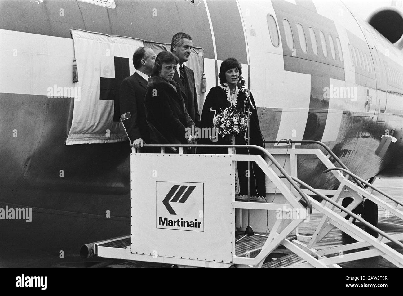 Pr. Daisy-named DC 10 at the airport to Henry J. Dunant freight relief supplies to Cambodia  Princess Margaret during name disclosure; Furthermore, v.l.n.r. Gualtheris [Guup] baron Kraijenhoff, chairman of the Dutch Red Cross, unknown and Martin Schröder, director of Martinair Date: November 23, 1979 Location: North-Holland, Schiphol Keywords: directors, princesses, rituals, airplanes Person Name: Kraijenhoff, Gualtheris baron, Kraijenhoff, Guup, Margriet (princess Netherlands), Schröder, Martin Stock Photo