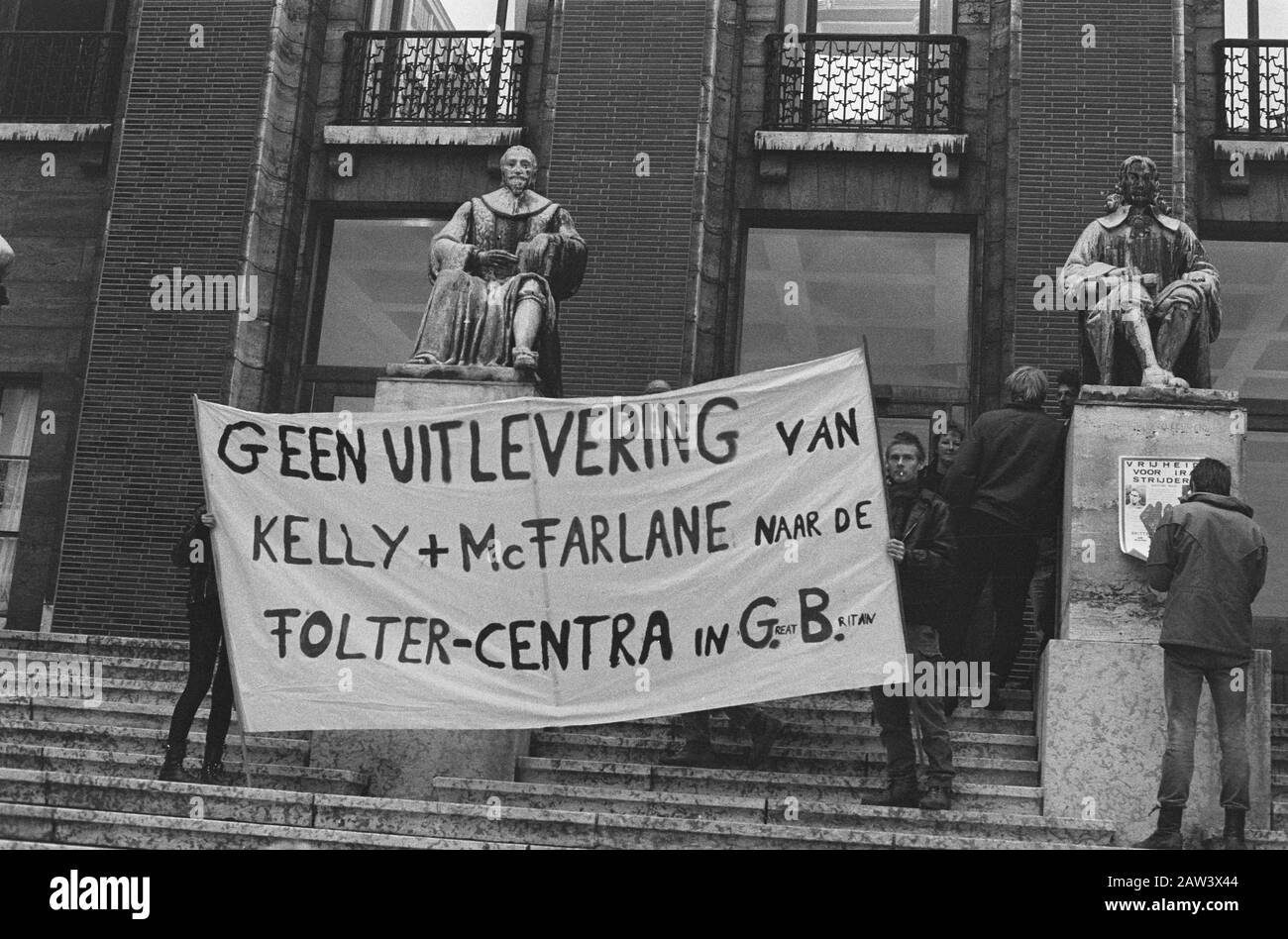 Process on extradition IRA members in The Hague; Opponents of extradition demonstrate to Supreme Court Date: September 10, 1986 Location: The Hague, South Holland Keywords: renditions, demonstrations, processes Stock Photo