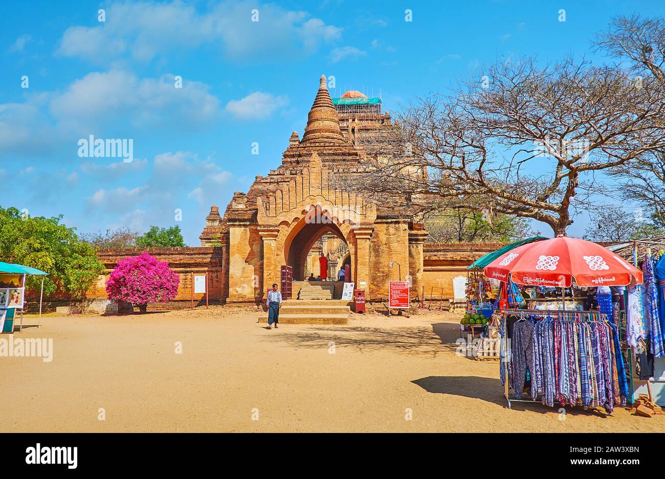 BAGAN, MYANMAR - FEBRUARY 25, 2018:  The market stalls at the gate of ancient Sulamani Temple, on February 25 in Bagan Stock Photo