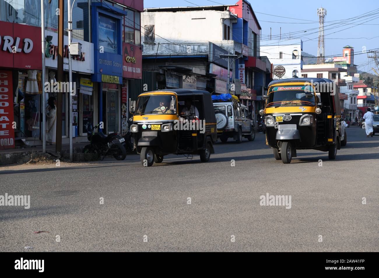 Busy street scene at the junction on Kottayam to Kumily Road, Kumily, Tamil Nadu, India Stock Photo
