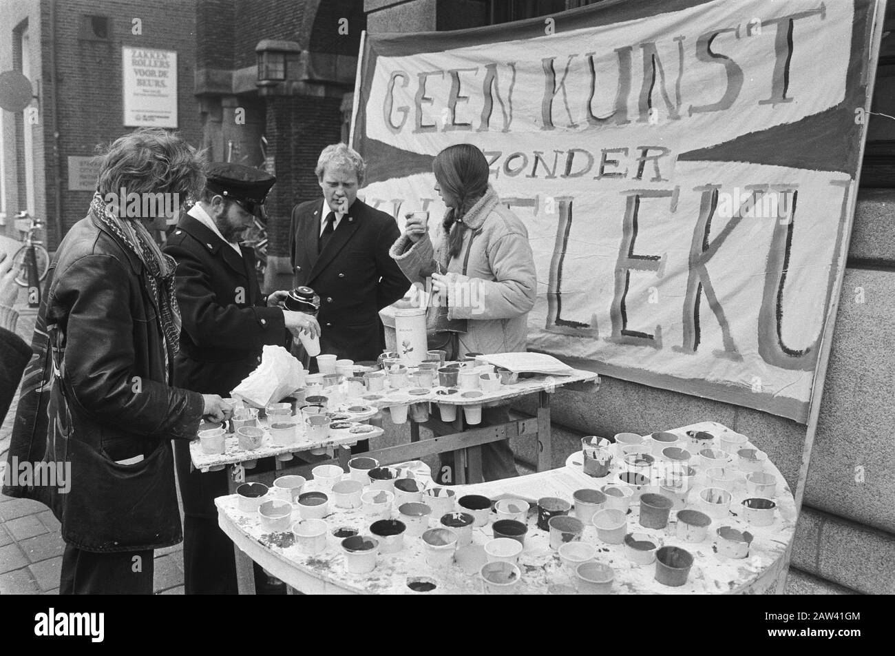 Protest Amsterdam artists' collective kukeleku at City Hall because of impending cessation of subsidy Date: January 21, 1982 Location: Amsterdam, Noord-Holland Keywords: ARTISTS, protests, town halls Stock Photo