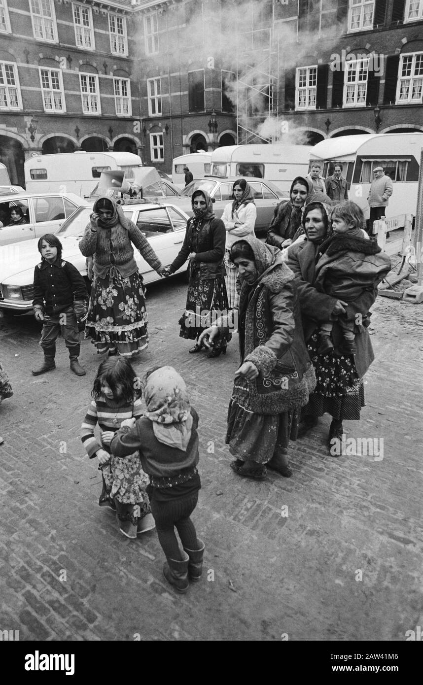 Protest Gypsies with their caravans on the Binnenhof in The Hague ...