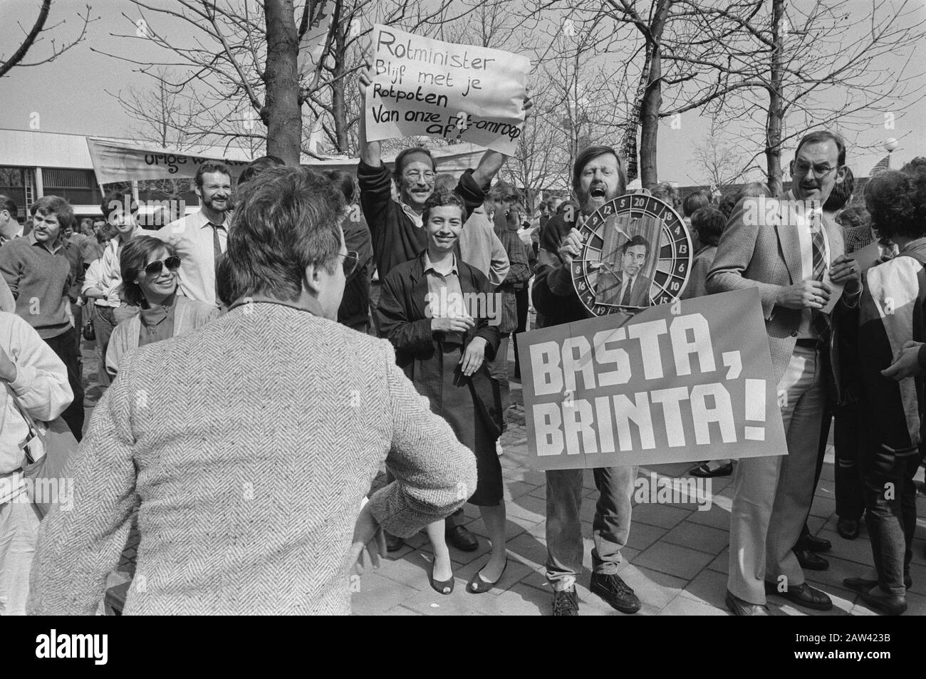 Protest Meeting broadcasting staff in Hilversum regarding different CLA Minister Brinkman; darts photo Brinkman Date: April 4, 1985 Location: Hilversum Keywords: CAO, protest meetings, broadcasting staff Person Name: Brinkman Elco Stock Photo