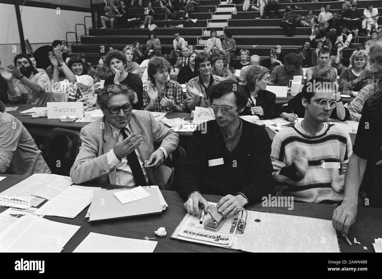 PSP congress in Utrecht, relief Fred van der Spek after the results of the Annotation vote: The vote involved collaboration with other small leftist areas caused, where Van der bacon was against. Favored the after party leader Andree van Es. Date: June 29, 1985 Location: Utrecht (city) Keywords: conferences, politicians, political parties Person Name: Bacon, Fred van der Stock Photo