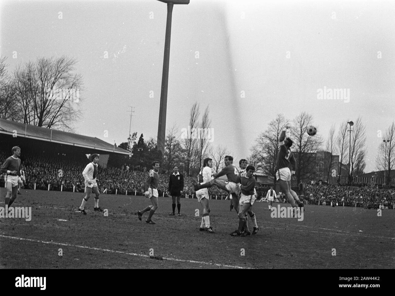 PSV against Ajax 1-3. Pleun Strik is a handball (right) Date: March 30, 1970 Location: Eindhoven Keywords: football Person Name: Strik, Pleun Stock Photo