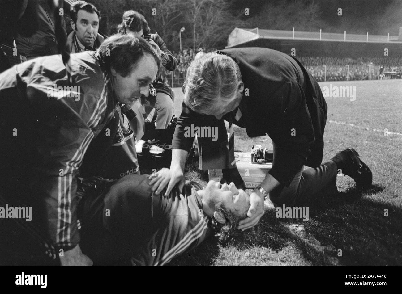 PSV 0-0 against Benfica (Europa Cup II), Willy van de Kerkhof out of bounds after colliding with goalkeeper Henrico / Date: March 5, 1975 Keywords: sport football Person Name: Graveyard, Willy Institution Name: Benfica Stock Photo