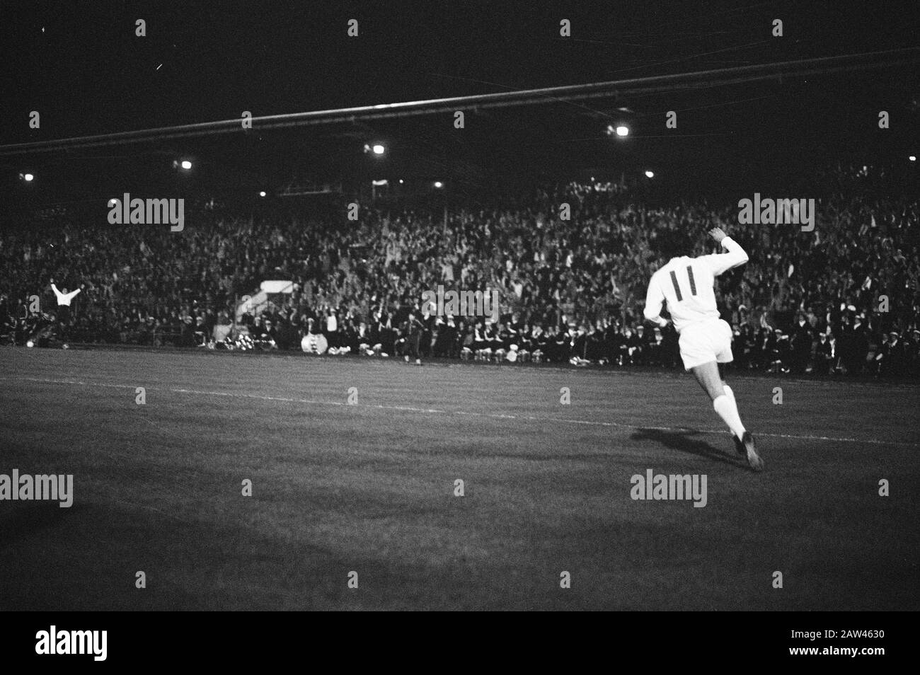 PSV against Real Madrid 2-0 [Eef Mulders has scored 1-0] Annotation: Game was played at the stadium Vliert Den Bosch Date: November 3, 1971 Keywords: sport, football Person Name: Mulders Eef Institution Name: Real Madrid Stock Photo