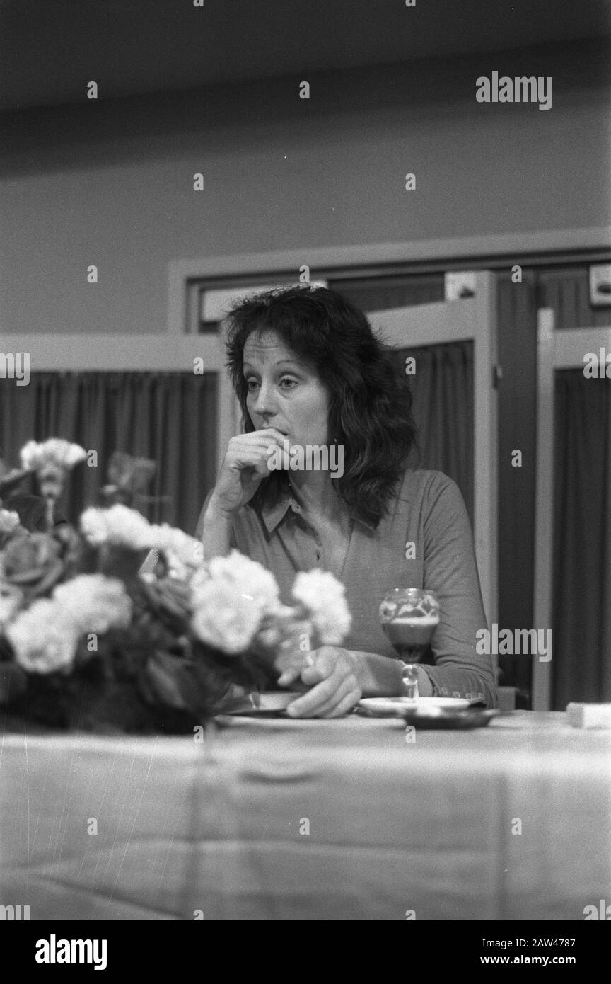 Australian literary theorist and publicist Germaine Greer during the presentation of her book, Woman as eunuch (translation of The Female Eunuch in 1970) in the Beehive (presumably in Amsterdam)  publicist Germaine Greer Date: June 6, 1972 Keywords: feminism, literature, writers, language and literature, women's Person Name: Greer, Germaine Stock Photo