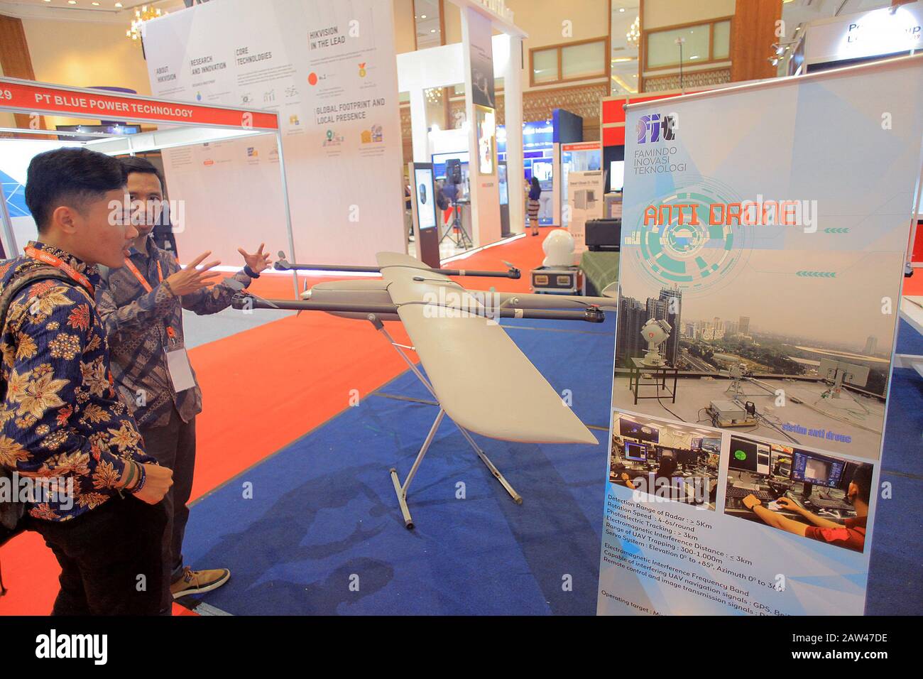 A visitor was seen looking for information on robot technology at the 2019 Public Safety Indonesia Conference & Expo exhibition. Public Safety Indonesia 2019 was attended by more than 120 industry stakeholder exhibitors on innovative products, services, and solutions in the field of physical security equipment, products, and services, network, and cyber, the exhibition lasts until March 1, 2019. Stock Photo
