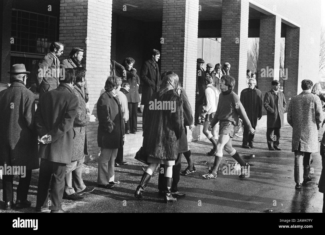 Practice Party Ajax in the snow  Audience at the Training Date: March 6, 1971 Location: Amsterdam, Noord-Holland Keywords: sports, fans, football, soccer Institution Name: AJAX Stock Photo