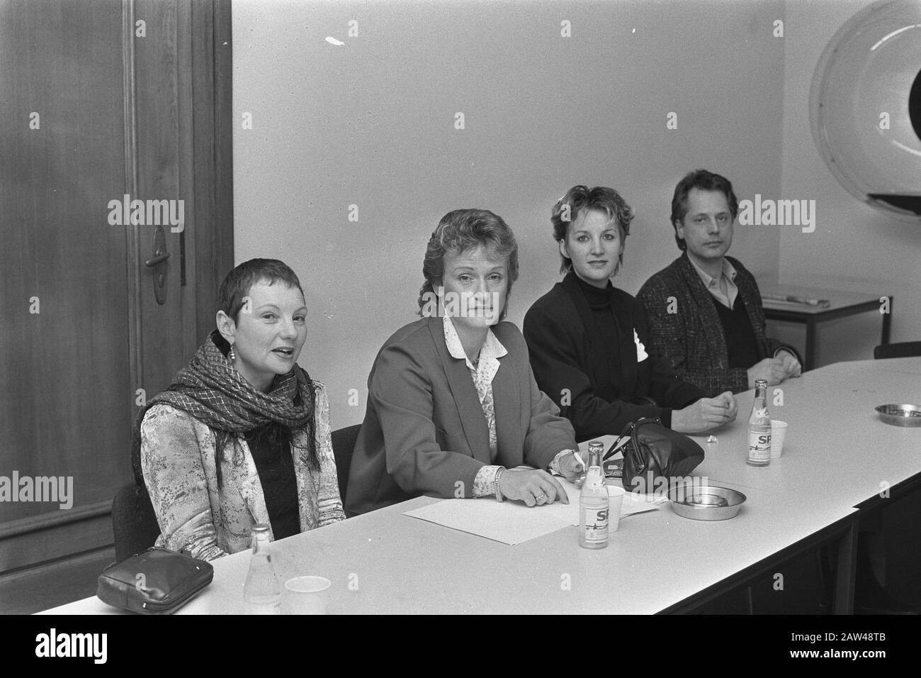 Labor parliamentarian Nora Salomons installed as ombudsman municipality of Amsterdam, amongst staff Date: February 4, 1987 Location: Amsterdam, Noord-Holland Keywords: plants, MPs Person Name : Salomons, Nora Institution Name: Ombudsman Stock Photo