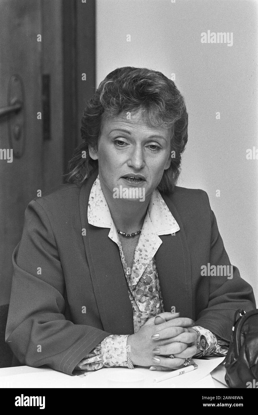 Labor parliamentarian Nora Salomons installed as ombudsman of Amsterdam municipality Nora Salomons Date: February 4, 1987 Location: Amsterdam, Noord-Holland Keywords: plants, MPs Person Name: Salomons, Nora Institution Name: Ombudsman Stock Photo