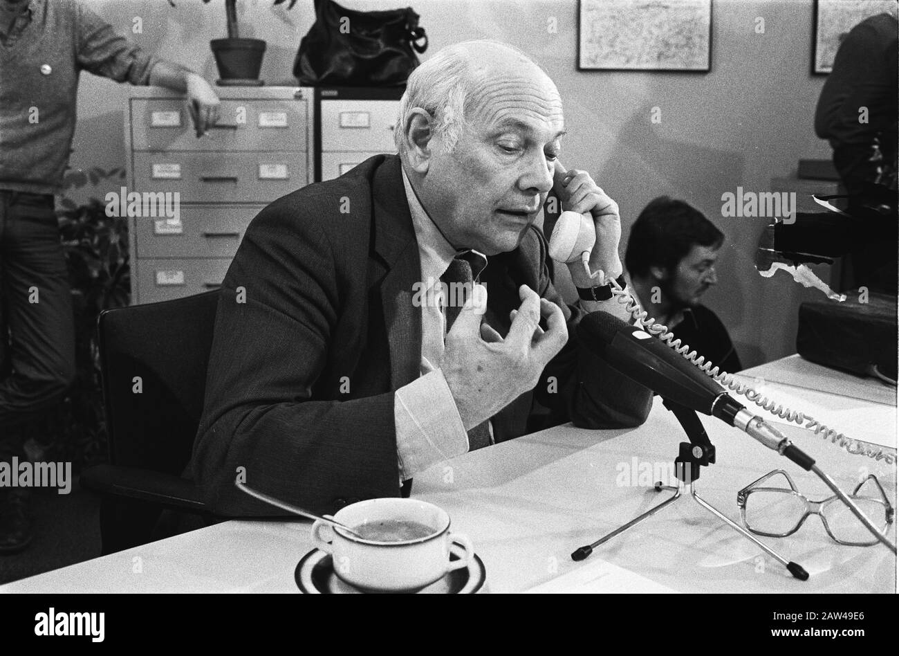 PvdA top members answered the phone at office party PvdA in Amsterdam. Den Uyl on the phone Date: March 11, 1982 Location: Amsterdam, Noord-Holland Keywords: ministers, political parties Person Name: Uyl, Joop den Stock Photo