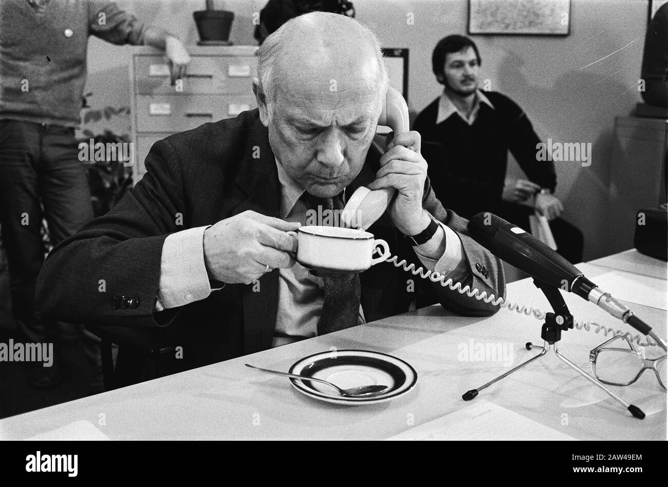 PvdA top members answered the phone at office party PvdA in Amsterdam. Den Uyl on the phone with a cup of soup Date: March 11, 1982 Location: Amsterdam, Noord-Holland Keywords: ministers, political parties Person Name: Uyl, Joop den Stock Photo