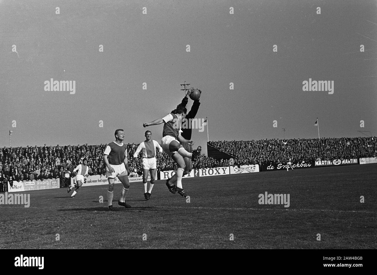 RCH against Ajax 2-0 cup football game moments Date: October 4, 1964 Location: Heemstede Keywords: sport, football Institution Name: AJAX Stock Photo