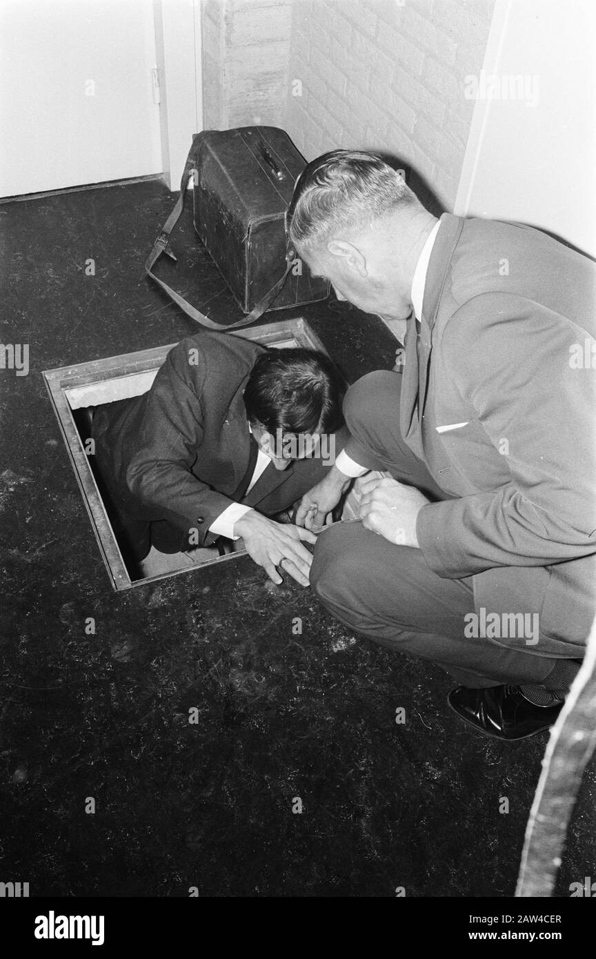 Police detective searching Black and White Stock Photos & Images Alamy