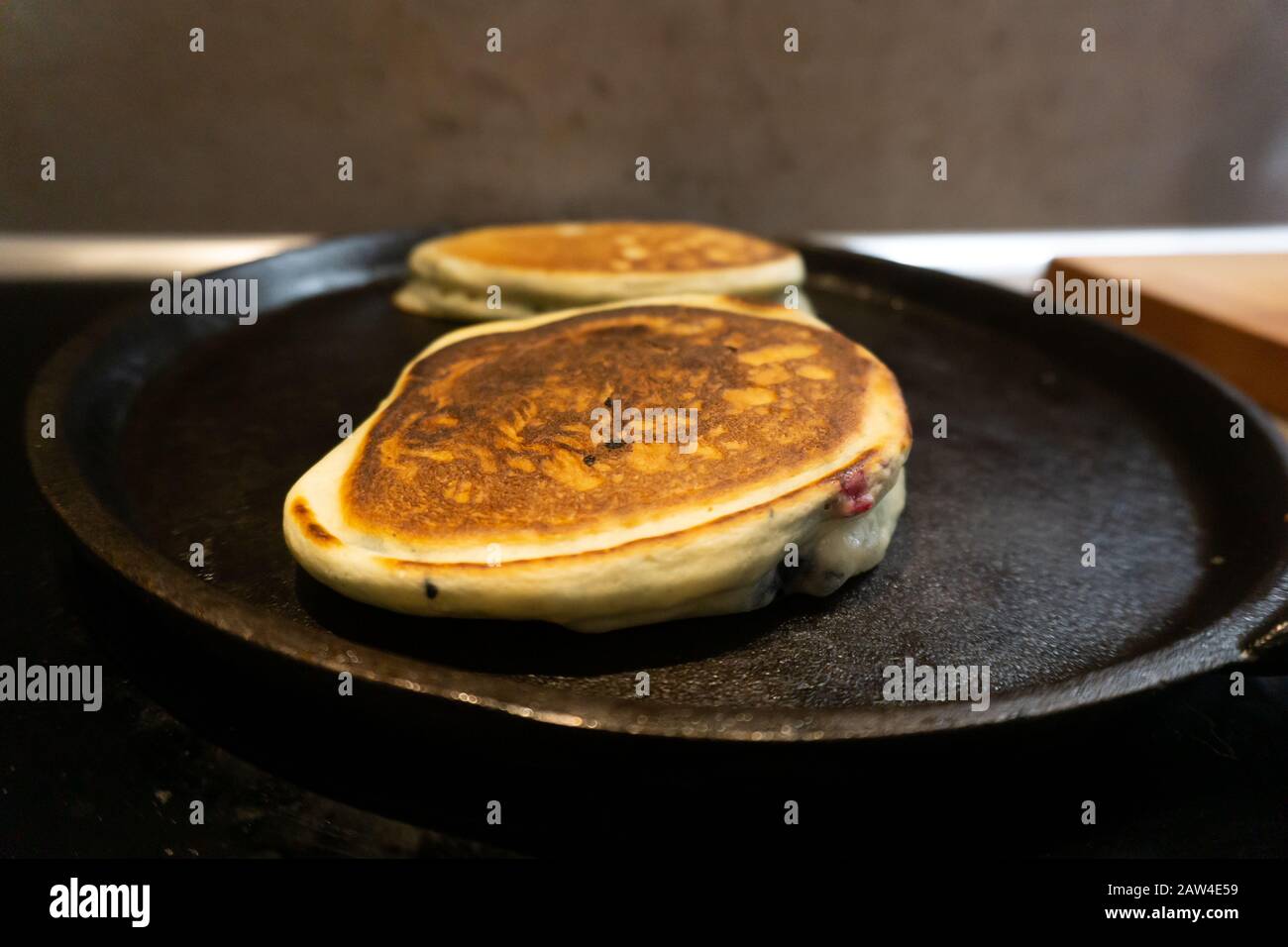 pancakes in skillet Stock Photo Alamy