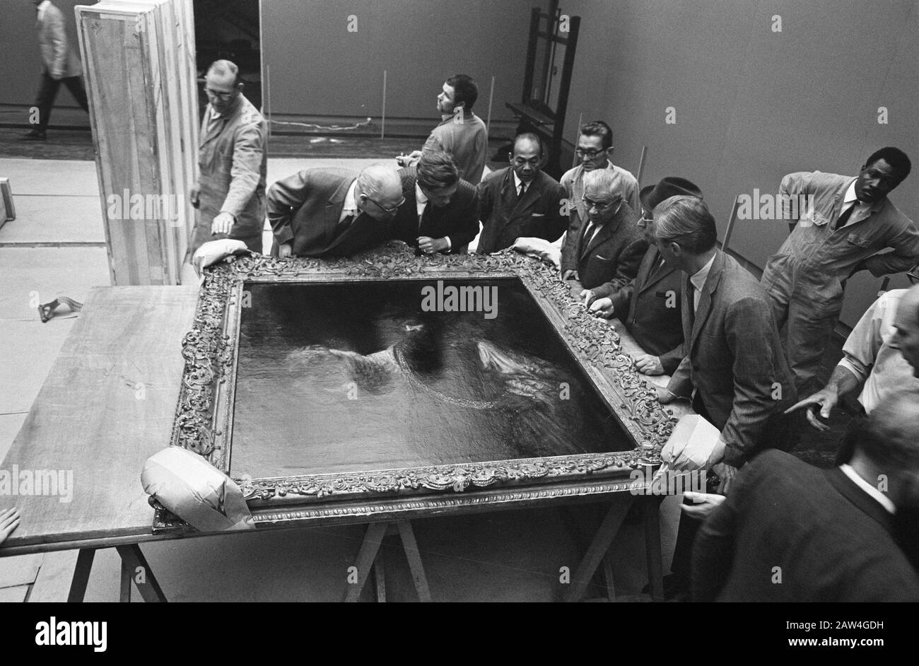 Rembrandt Exhibition at National Museum; Preparations: Portrait of Johannes Elison (from the collection of Museum of Fine Arts, Boston) viewed / Date: September 1, 1969 Keywords: exhibitions, preparations Institution Name: National Museum Stock Photo