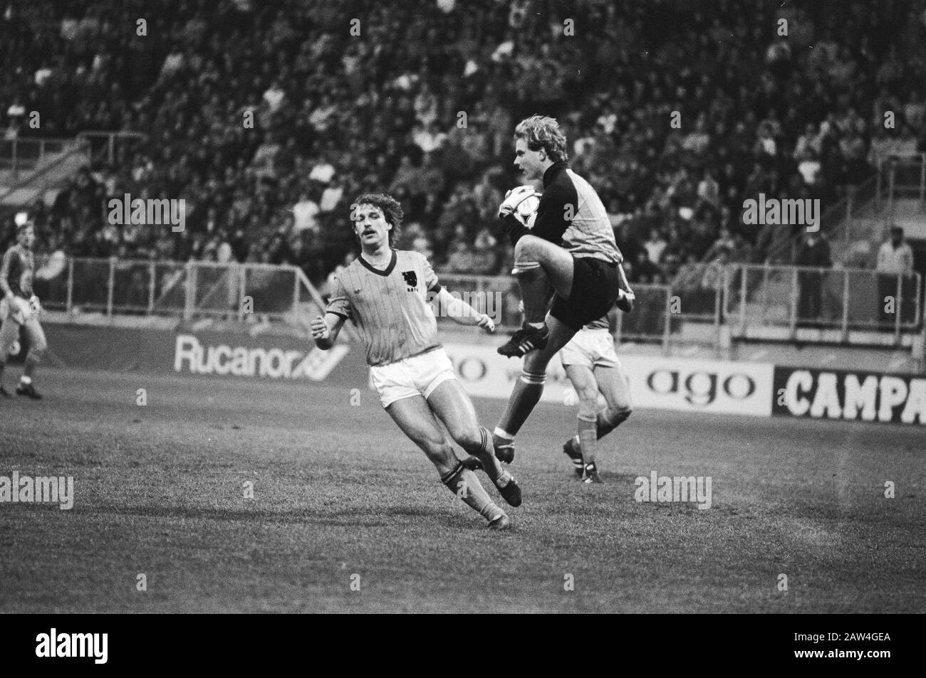 Football Interland Netherlands against Sweden  René van der Gijp duel with goalkeeper Thomas Ravelli Date: April 27, 1983 Keywords: soccer, sports Person Name: Jibe, René van der, Ravelli, Thomas Institution Name : Netherlands Stock Photo