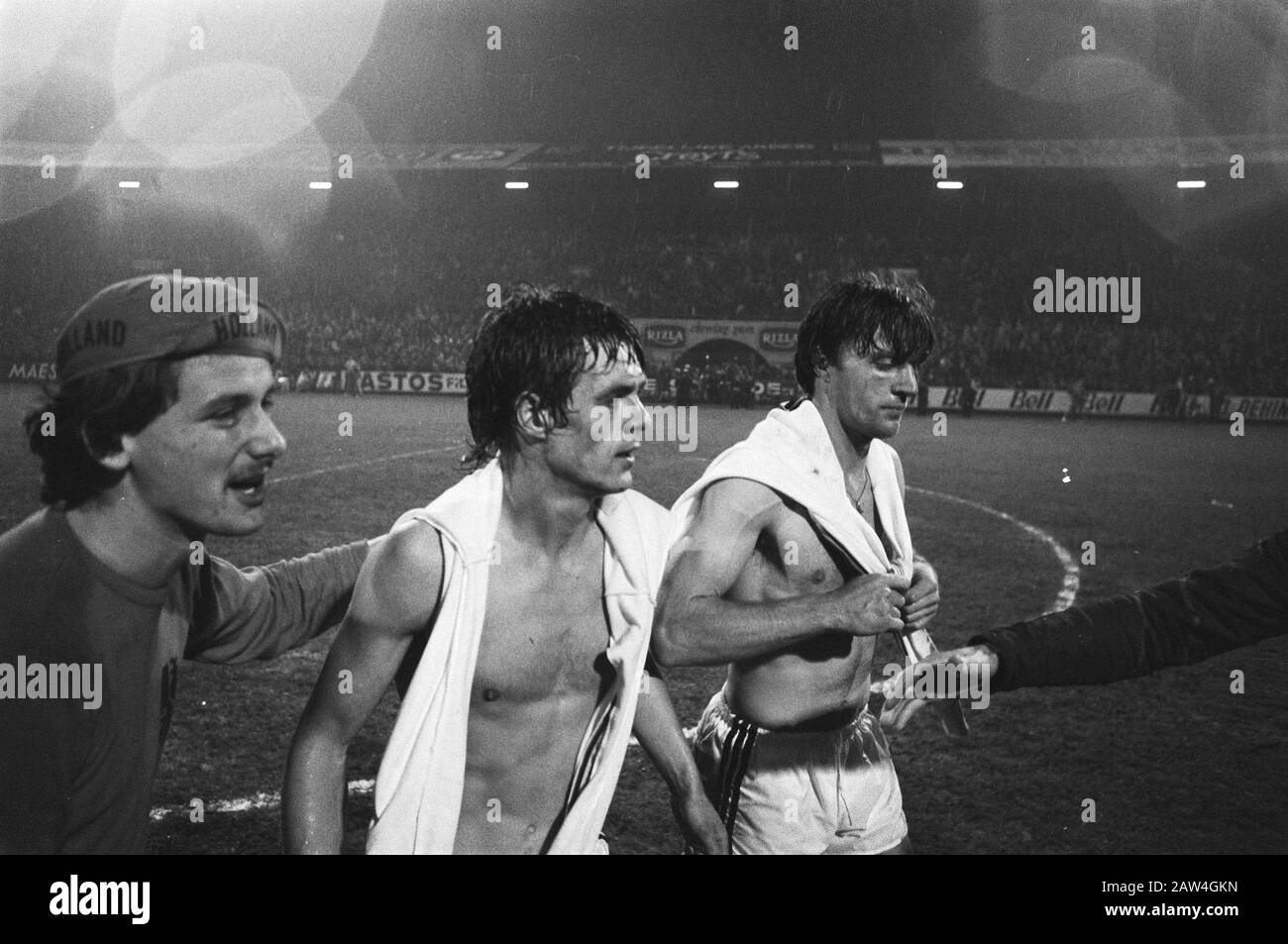 Qualifier Belgium - Netherlands, 0-2  Rep and Krol left the field Date: March 26, 1977 Location: Antwerp, Belgium Keywords: soccer, sports Person Name: Krol, Ruud, Rep , Johnny Stock Photo