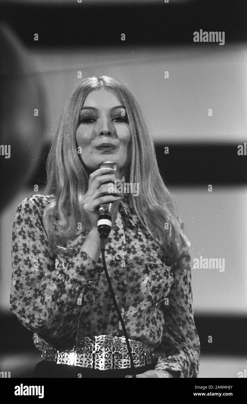 Eurovision Song Contest 1970 in Amsterdam RAI  Rehearsals. Mary Hopkin (England) Date: March 19, 1970 Location: Amsterdam, Noord-Holland Keywords: artists, song festivals, singers Person Name: Hopkin, Mary Institution Name: Eurovision Song Contest Stock Photo