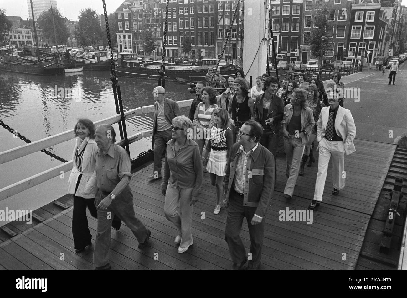 Rehearsals for what a planet, Annie M. G. Schmidt started walking all collaborators to musical about Skinny Annotation: First Joan Remmelts and Conny Stuart, behind Annie M. G. Schmidt, right from her Harry Bannink behind her Jennifer Willems left behind Ronny Bierman (with links behind her John Koch). Far right in white suit Willem Nijholt. The tall young man in the middle is Coen of Free Berghe the Coningh Date: August 20, 1973 Keywords: REHEARSALS, bridges, employees, musicals Person Name: Annie MG Schmidt Stock Photo