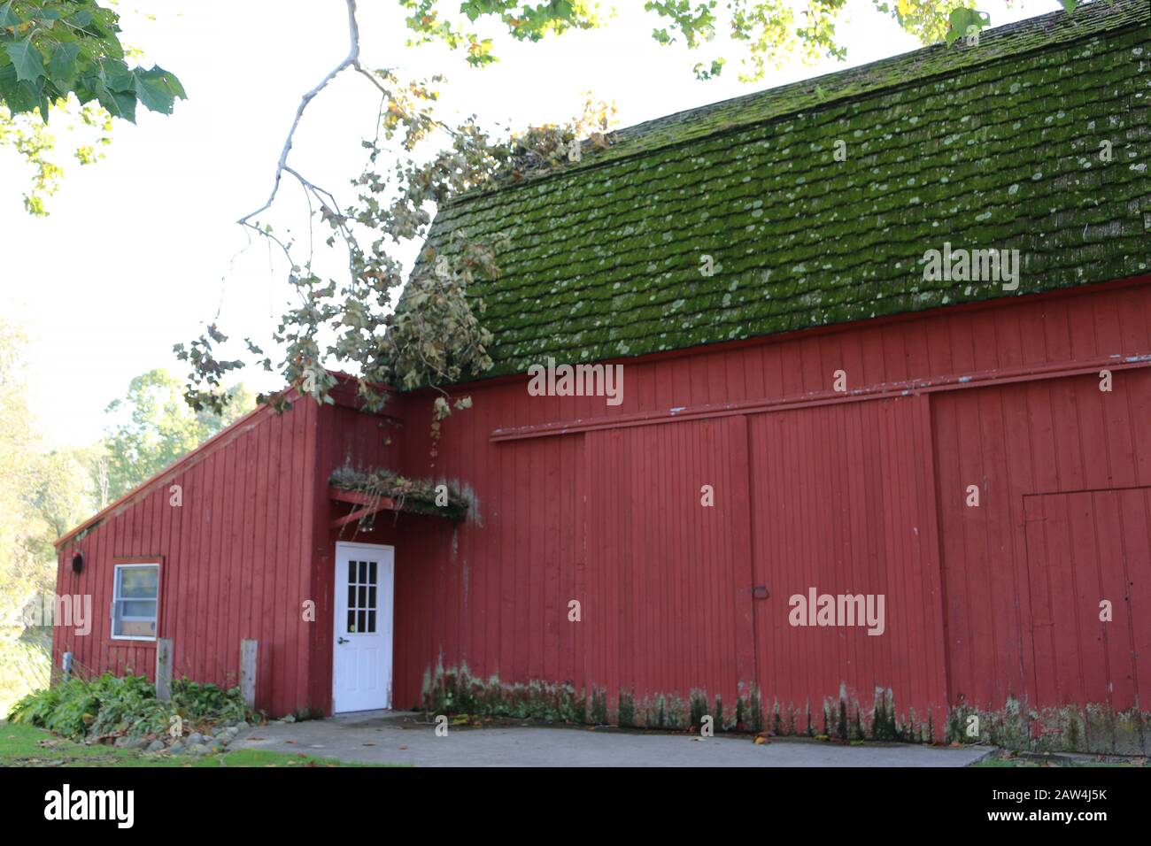 Red barns with green roof hi-res stock photography and images - Alamy