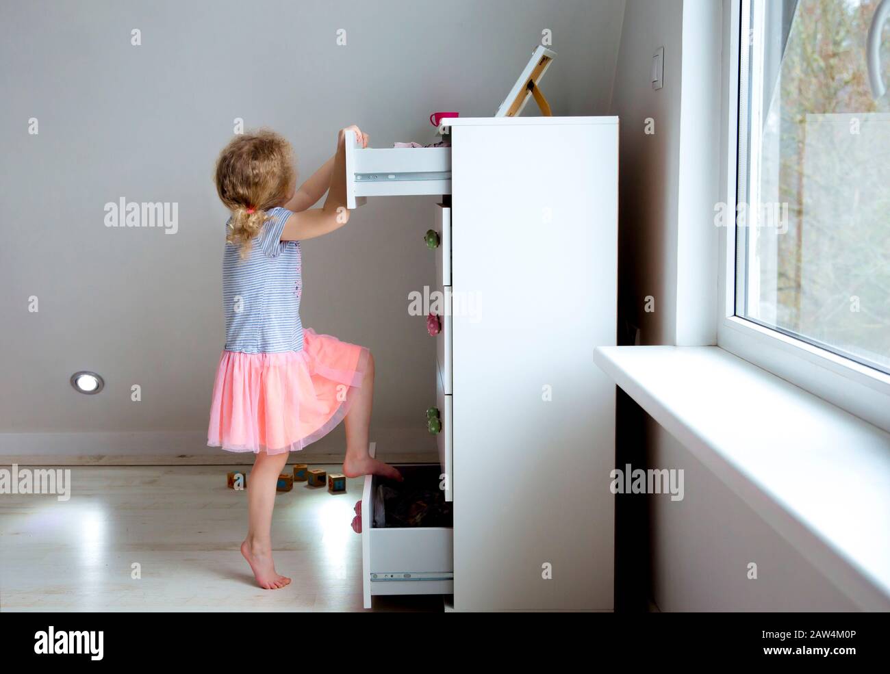 Girl falling over hires stock photography and images Alamy