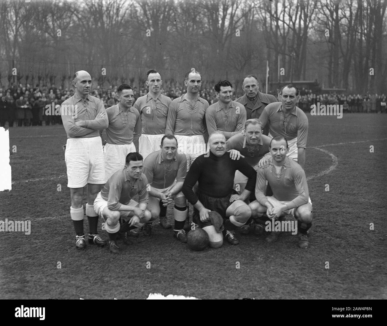 Oudi nter-nationals and HFC. Team Former Internationals Date: January 1, 1950 Location: Haarlem Keywords: teams, sports, football Stock Photo