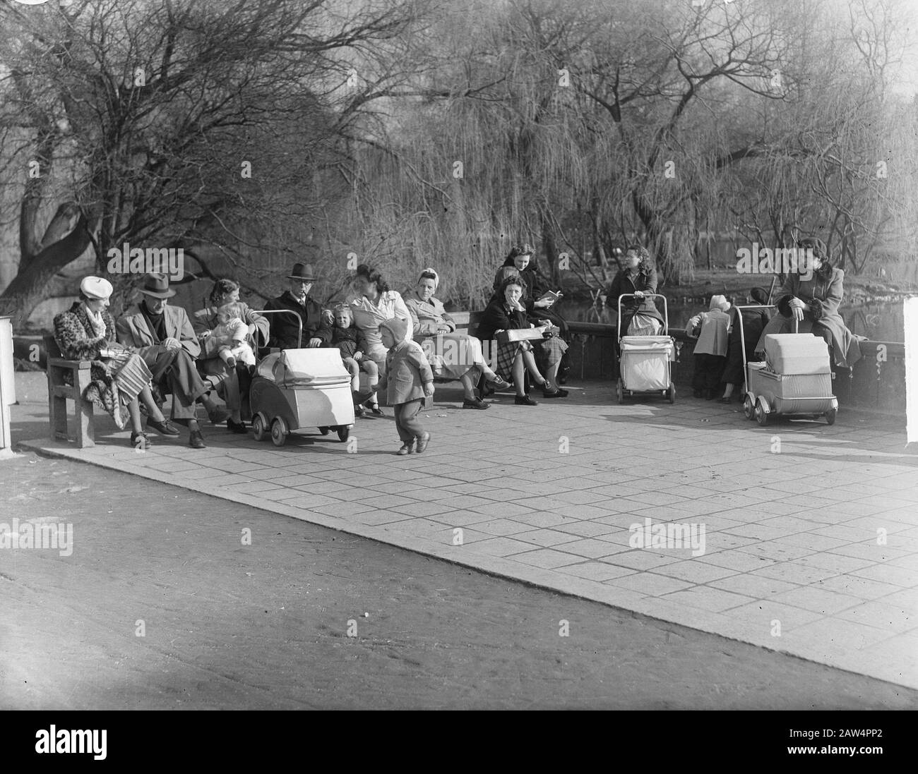 Mothers with prams hires stock photography and images Alamy