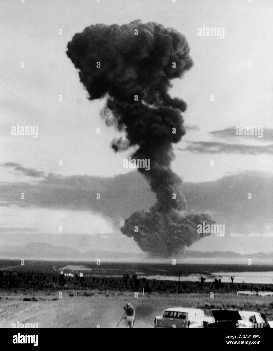 1957 , 28 may , USA : An United States Army NUCLEAR TEST with ATOMIC BOMB  in the desert ( possible Nevada ) - ATTACCO ATOMICO NUCLEARE ENERGIA - ENER Stock Photo