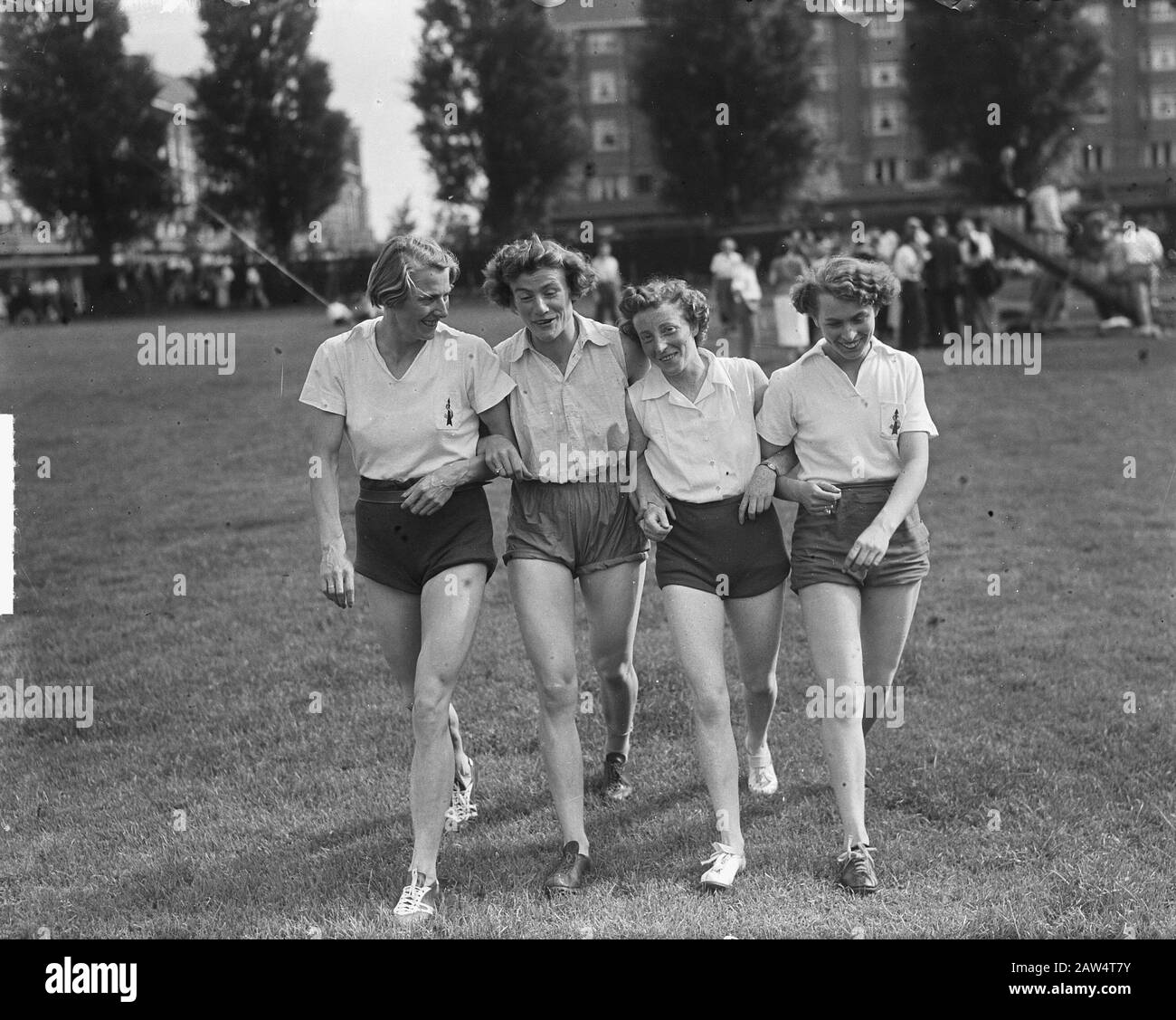 Record 4 x 100 meter relay of A. V. Sagitta during Dutch Championships, from right to left Nel Büch, Ina van Vooren, Gre de Jongh and FBK [picture is reversed!] Date: August 6, 1950 Keywords: athletes, athletics, group portraits, sports Person Name: Blankers-Koen Fanny Ritter Nel De Jongh Gre, Vooren Ina Stock Photo