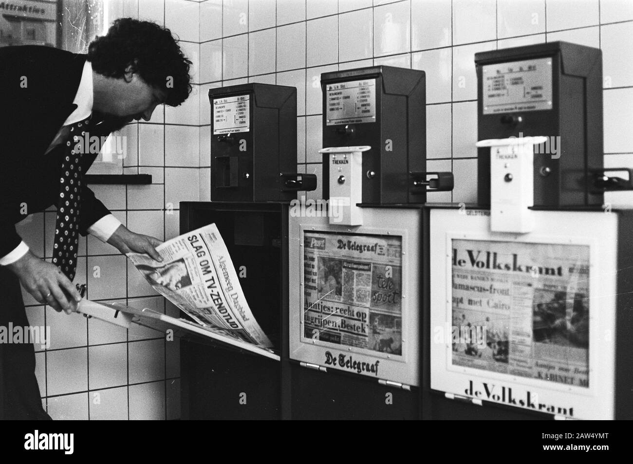 Newspaper Vending machines located at railway stations (Oudenbosch, NB Date: September 25, 1978 Location: Oudenbosch Keywords: STATIONS, newspapers Institution Name: NS Stock Photo