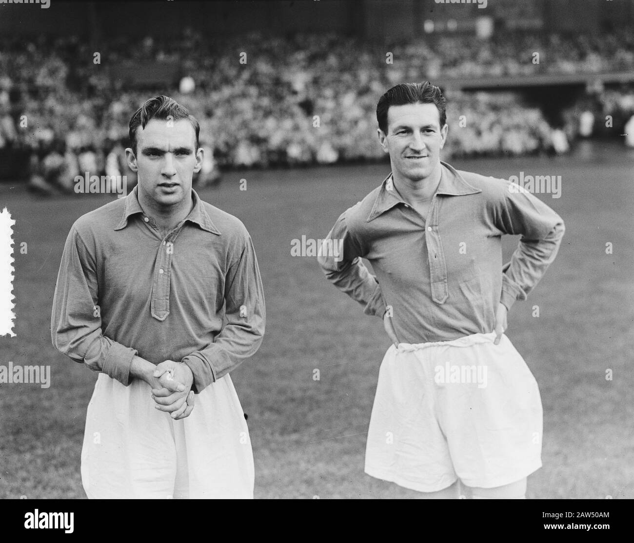 Dutch team against Brentford 1-1 Bennaars (left) and Bogerd (right) Date: November 14, 1951 Keywords: football Person Name: Bennaars, Rinus Stock Photo