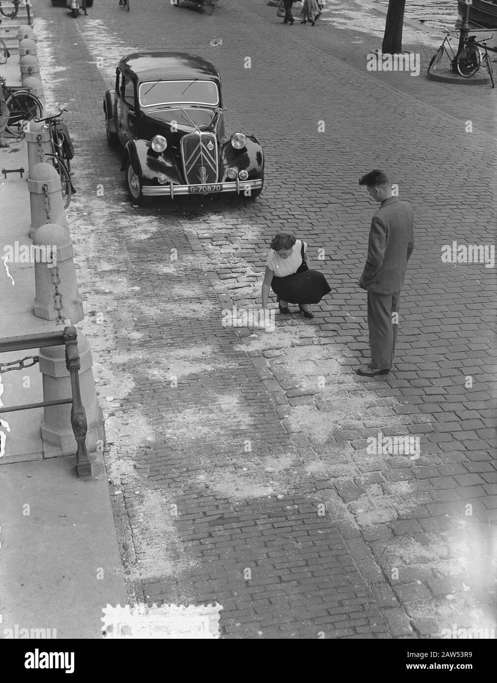 Brine on Amstel in disappearance grass between straatste growing Date: July 16, 1953 Location: Amstel, North Holland Stock Photo