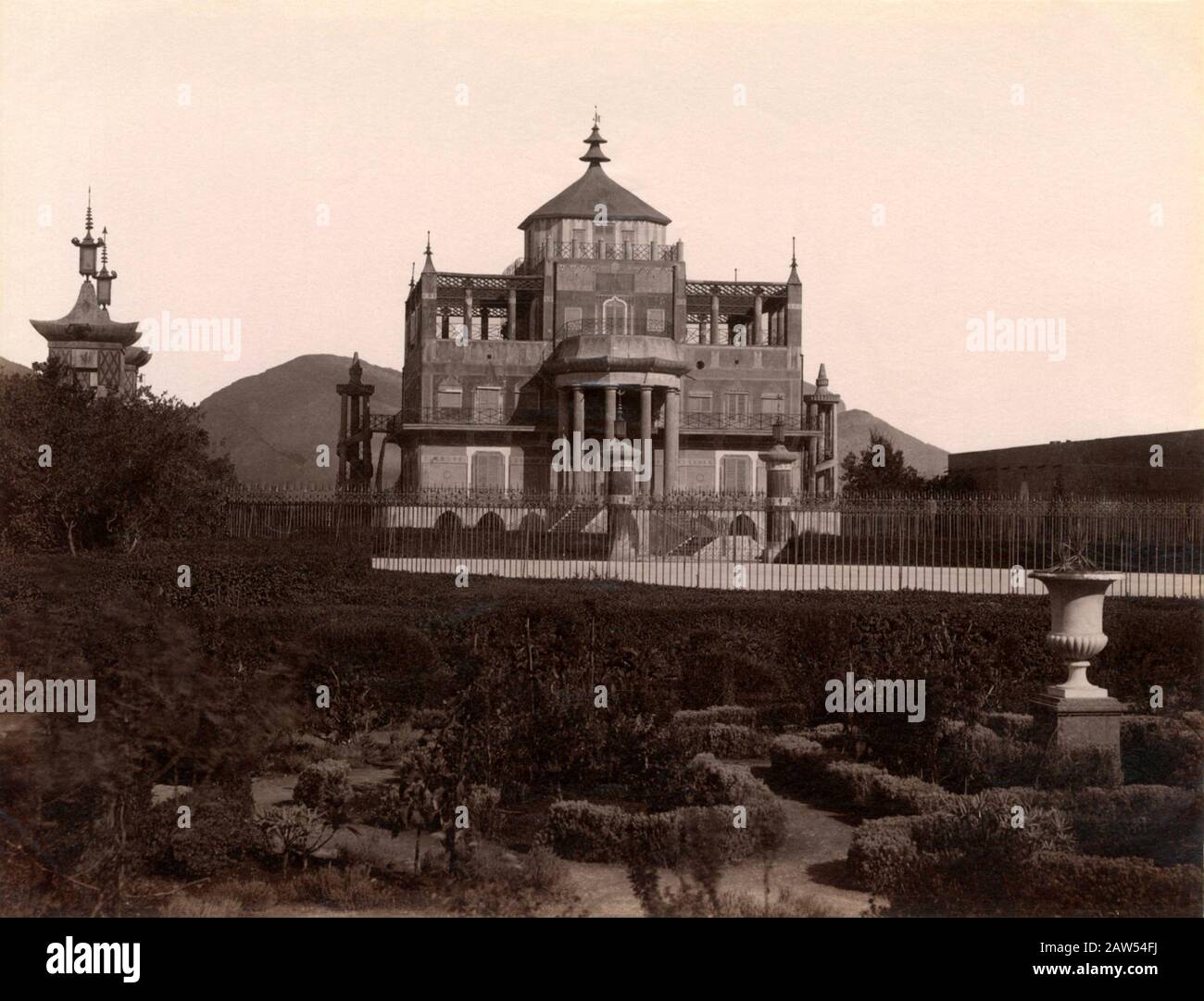 1880 ca, PALERMO,  ITALY : The royal villa LA FAVORITA , la Palazzina Cinese ( 1799 ) . Photo by Sommer , Napoli . -  PARCO DELLA FAVORITA - PANORAMA Stock Photo