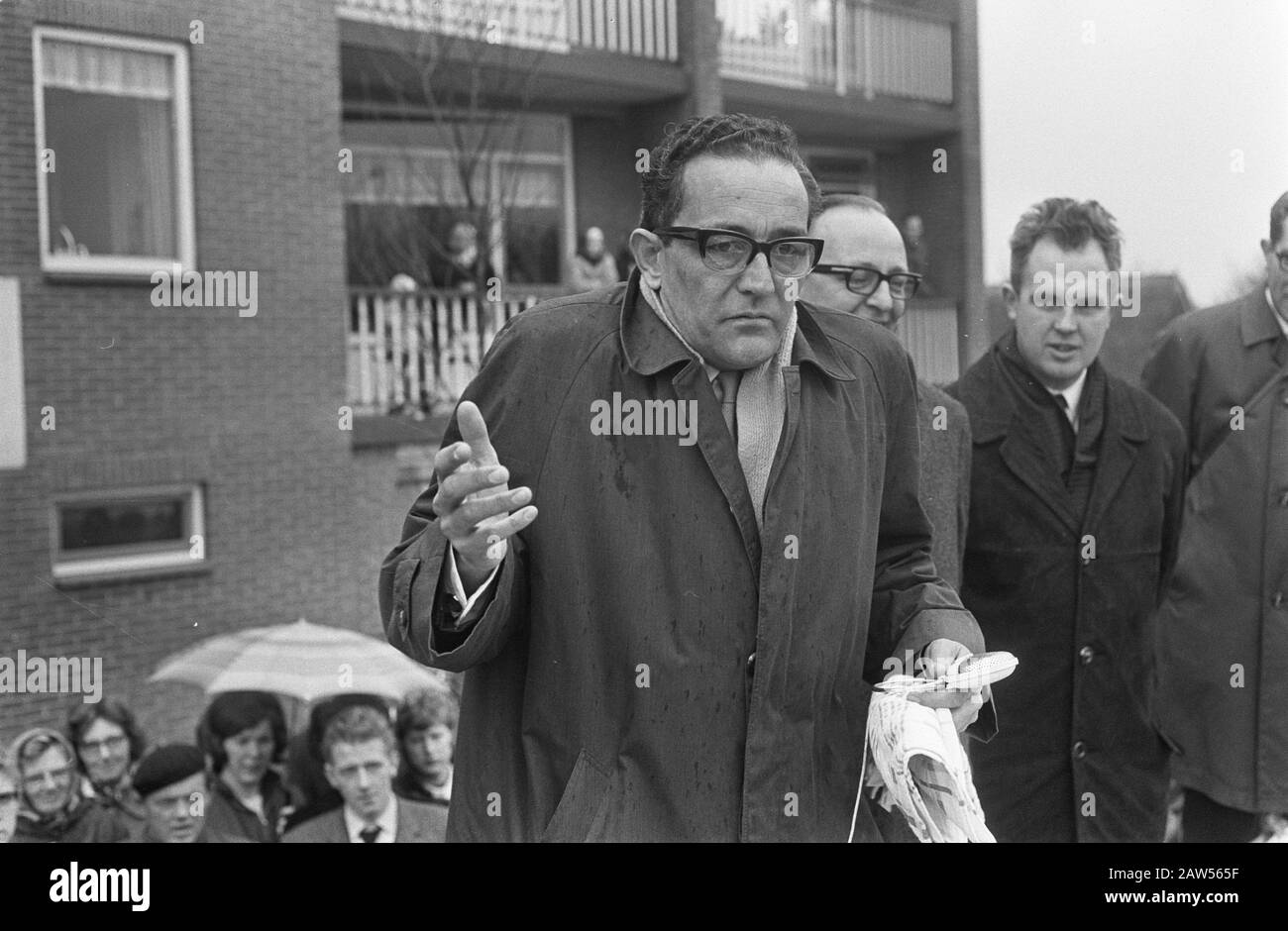 raisin roll of eight meters in Hardenberg Dr Muller, president party Gemeentebelangen Hardenberg. Date: April 23, 1966 Location: Hardenberg Keywords: raisin breads, presidents Person Name: Drs Mullers photographer. Koch, Eric / Anefo Copyright Holder: National Archives Material Type: Negative (black / white) archive inventory number: see access 2.24.01.05 Stock Photo