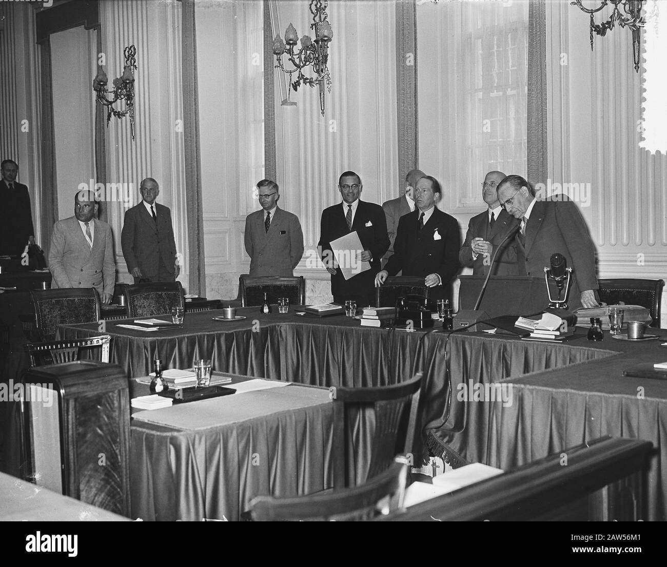 Declaration of cabinet Drees III in parliament on the withdrawal of the resignation of the Cabinet  Ministers come inside the House. Prime Minister at the podium Date: June 7, 1955 Location: The Hague, South Holland Keywords: ministers, prime ministers, governments, speeches Stock Photo