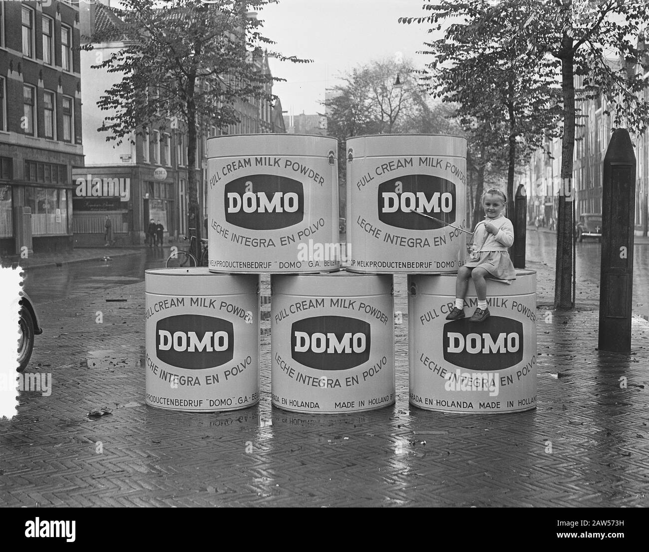 Taking milk cans Domo, Vaz Dias Date: October 31, 1955 Keywords: advertising Person Name: domo Stock Photo