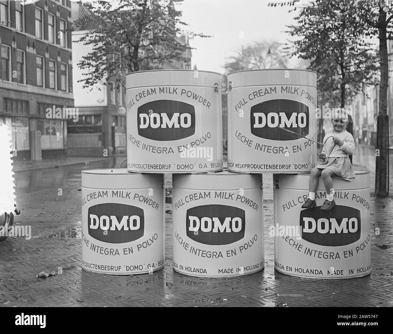 Taking milk cans Domo, Vaz Dias Date: October 31, 1955 Keywords: advertising Person Name: domo Stock Photo