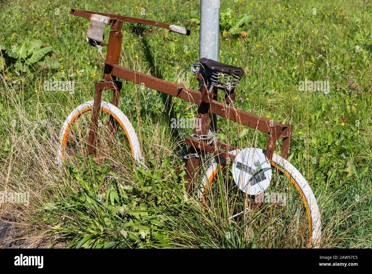 Rusty old bike seat hi-res stock photography and images - Alamy
