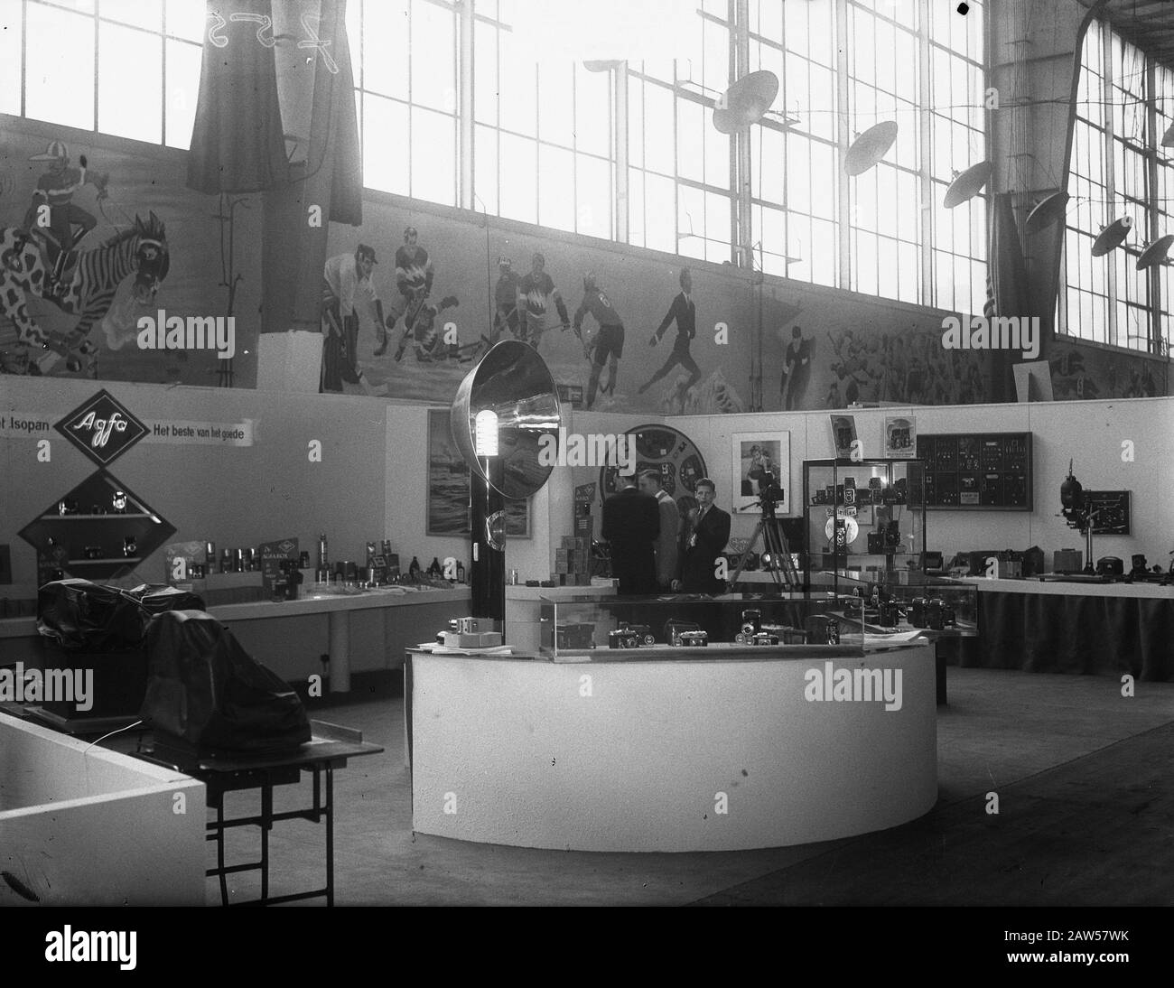Photo Exhibition Opening in Apollo. Summary Date: May 22, 1950 Location: Amsterdam Keywords: purses, photography, openings Institution Name: Apollo Stock Photo