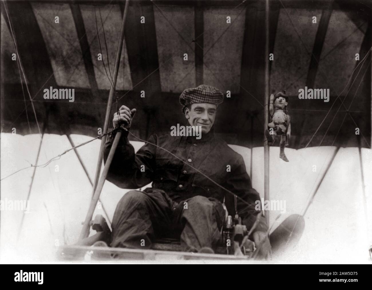 1910 , WASHINGHTON , USA : The British pioneer aviator CLAUDE GRAHAME-WHITE  ( 1879 – 1959 ) in his biplane with a Pinocchio mascotte puppet doll . On Stock Photo