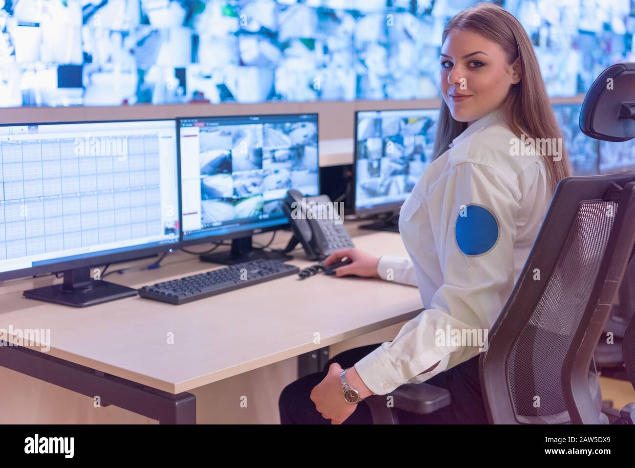 вакансии оператор видеонаблюдения женщины. интернет в россии. вакансии оператор видеонаблюдения женщины. рабочее место оператора видеонаблюдения. диспетчер видеонаблюдения.