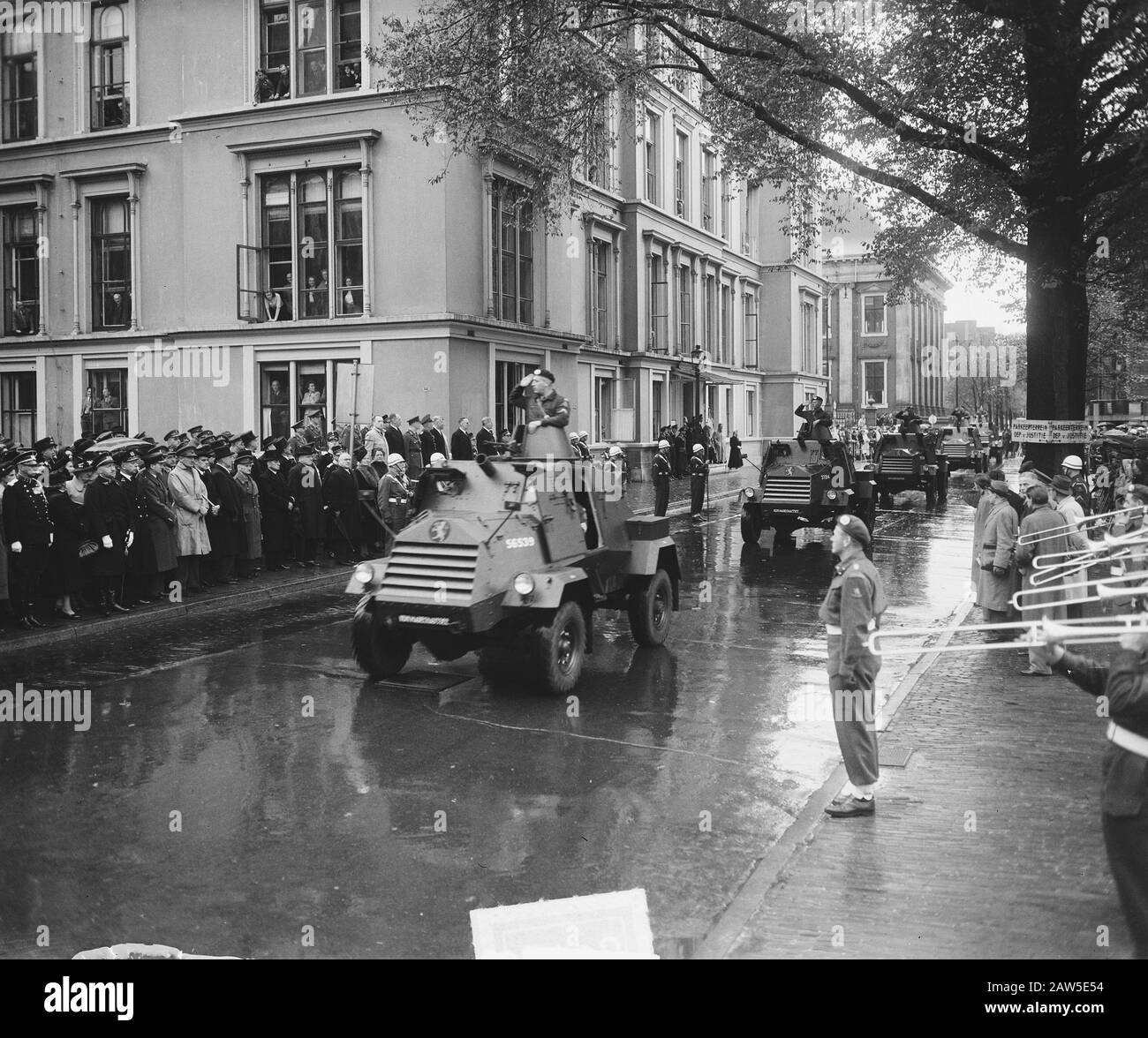 Royal Military Police defile Hague occasion of 135 years of existence,  section armored vehicles pull over in their GM Otter armored vehicles Date:  October 27, 1949 Location: The Hague, South Holland Keywords :