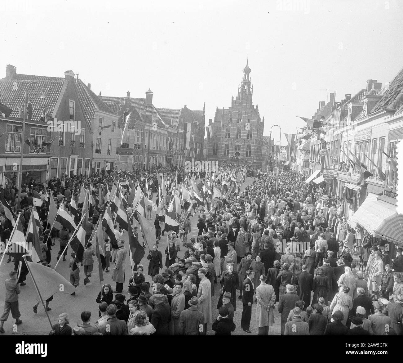 Jan van Riebeek Festivals Culemborg  Opening of Jan van Riebeeck festivals in Culemborg, with a big parade on the market against the backdrop of the city hall of Culemborg. At the parade was attended by athletic clubs, muziekcorpsen and many flags were carried Date: April 5, 1952 Location: Culemborg, Gelderland Keywords: celebrations, parades Stock Photo