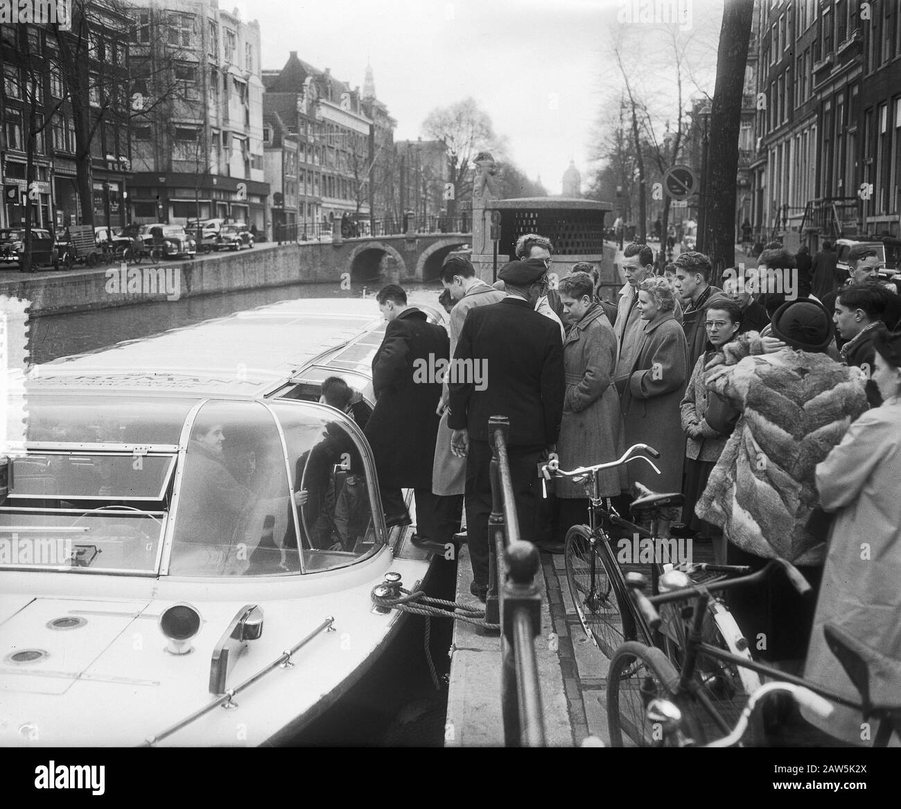 Parisian children have money from Disaster to Mayor of Amsterdam. Roundtrip Date: April 1, 1953 Location: Amsterdam, Noord-Holland Keywords: mayors, children, tours Stock Photo