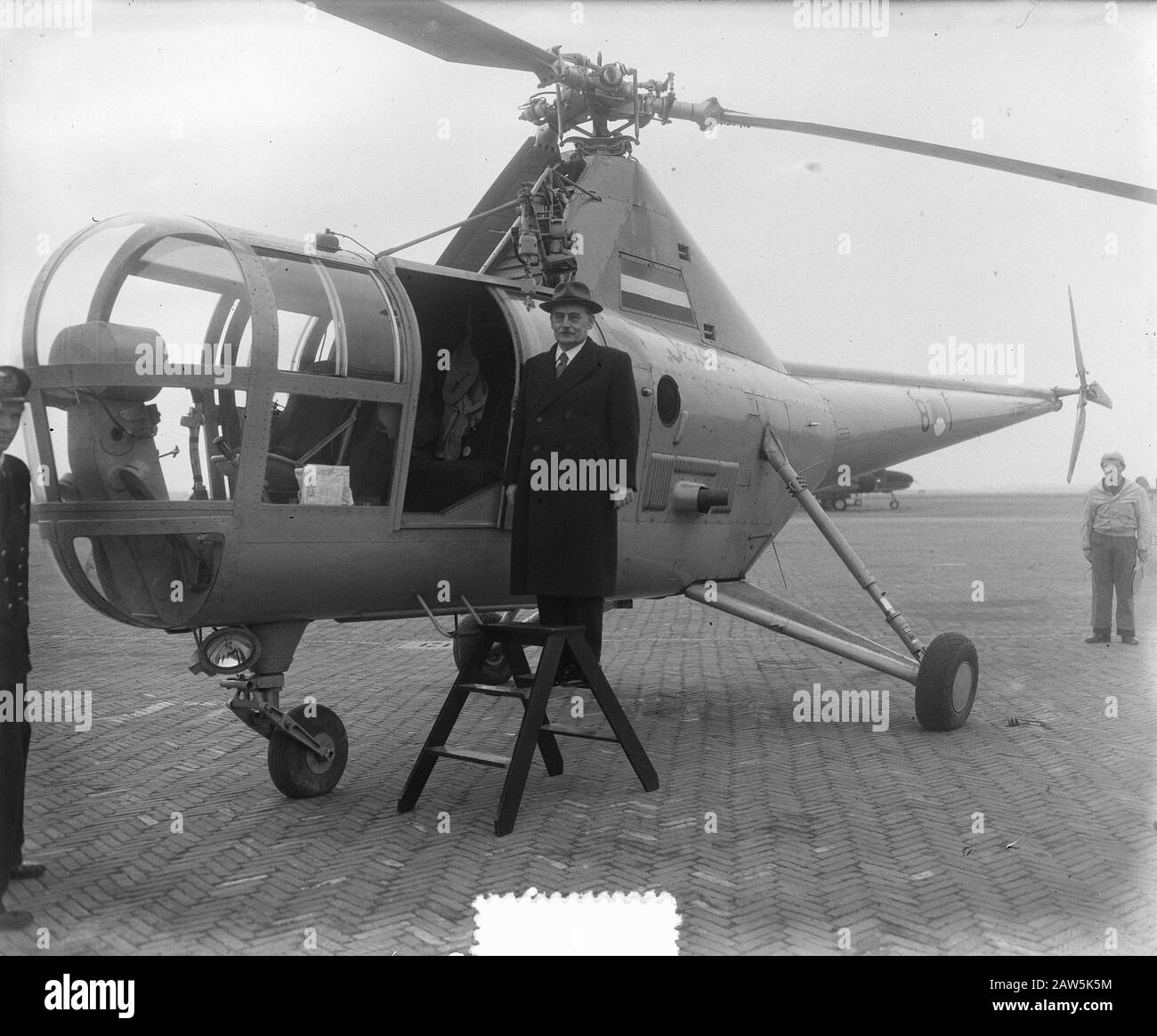 Prime Minister Drees by helicopter for emergency area Date: April 16, 1953 Keywords: HELICOPTERS Person Name: Drees, Willem Stock Photo