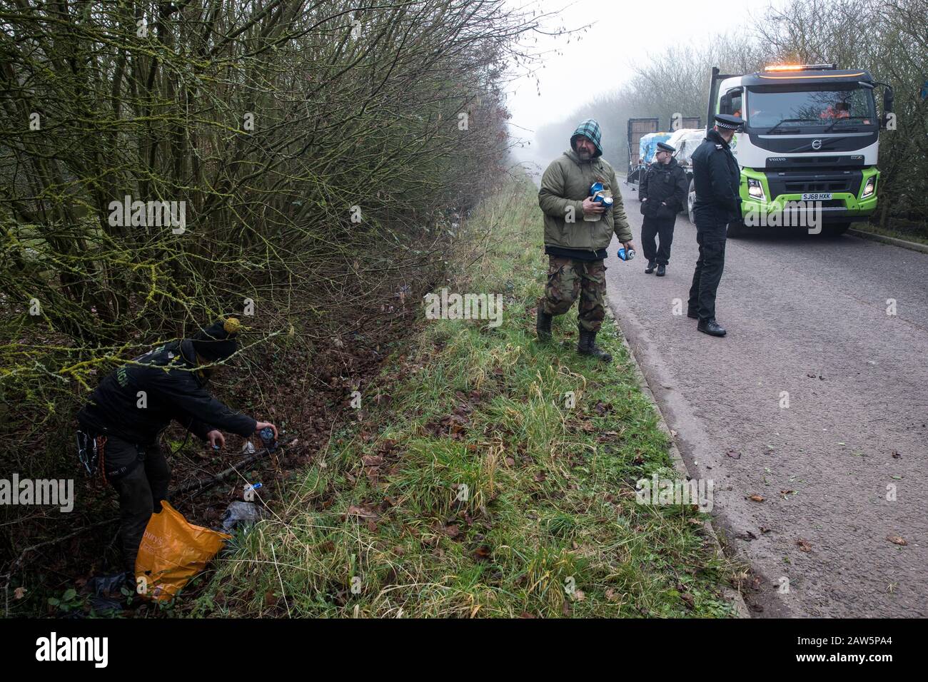Picking litter river thames hires stock photography and images Alamy