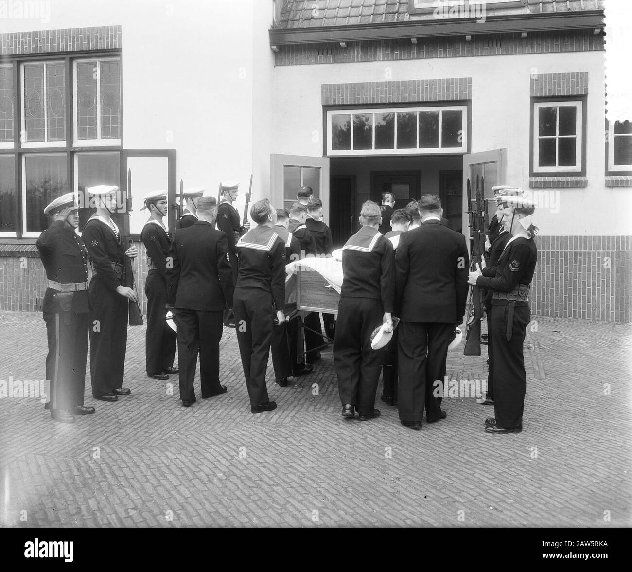 Military funeral skipper Jan Hendrik Simonis Daman Date: July 5, 1955 Location: Den Helder Keywords: funerals, boaters Name of Person: Jan Hendrik Simonis Stock Photo